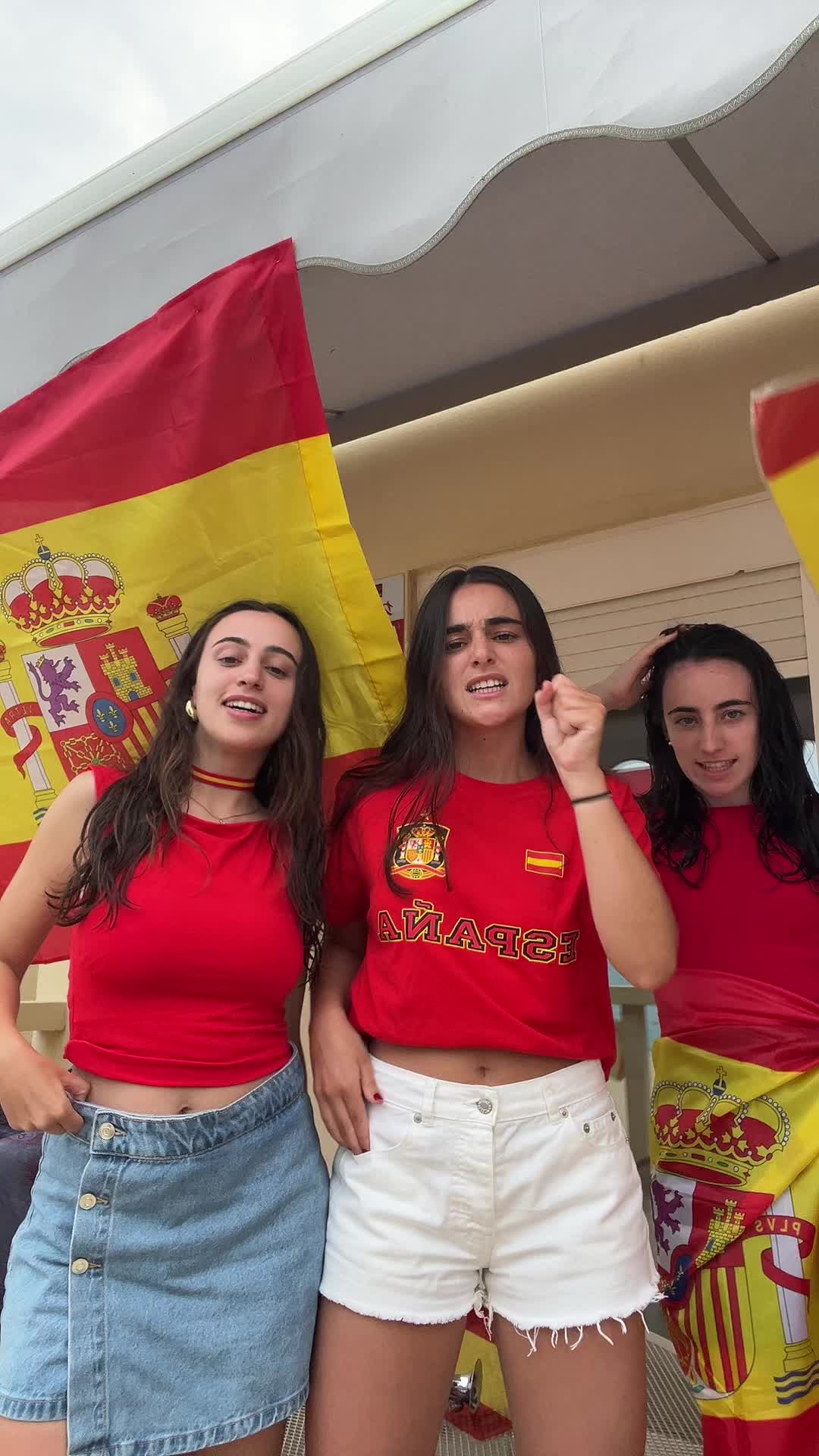 @elenaluugo