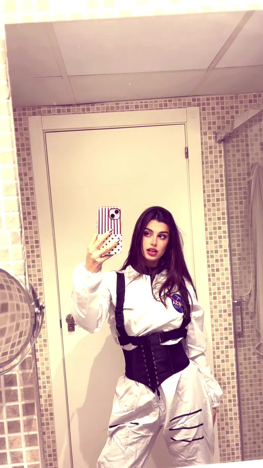 @.bæs.
