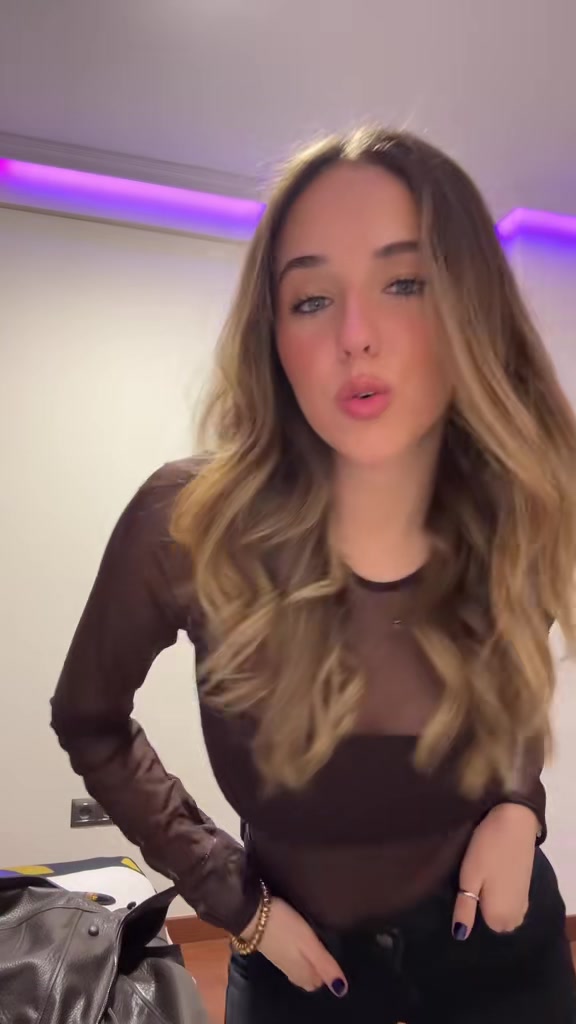 @adrianafernnaandez