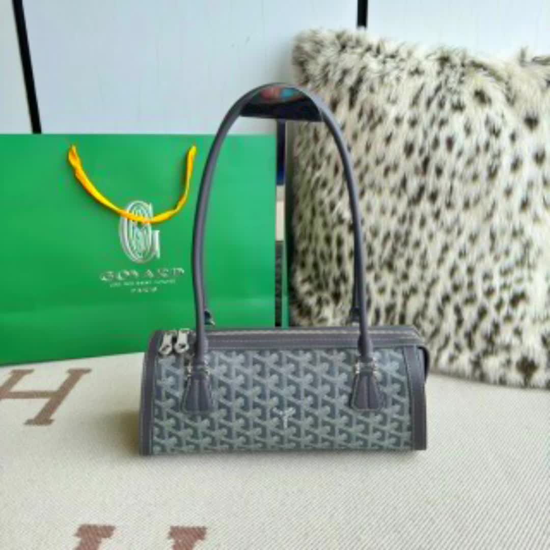 @Couture Carry Club