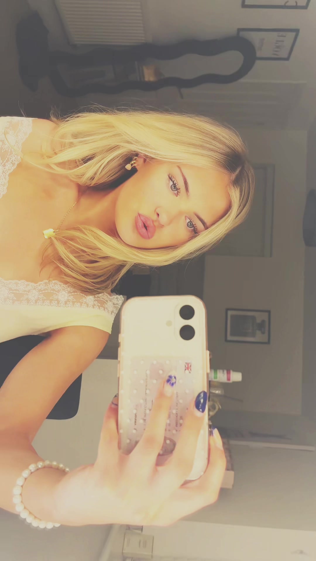 @hollyvjones