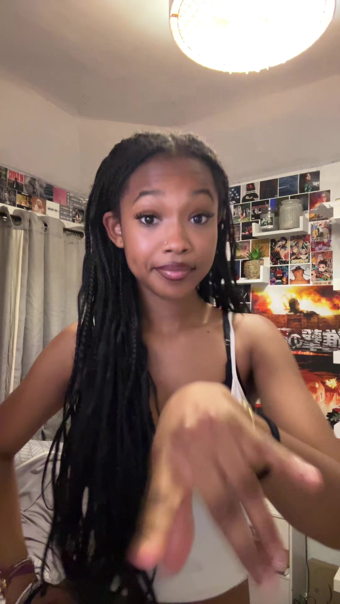 @>.<