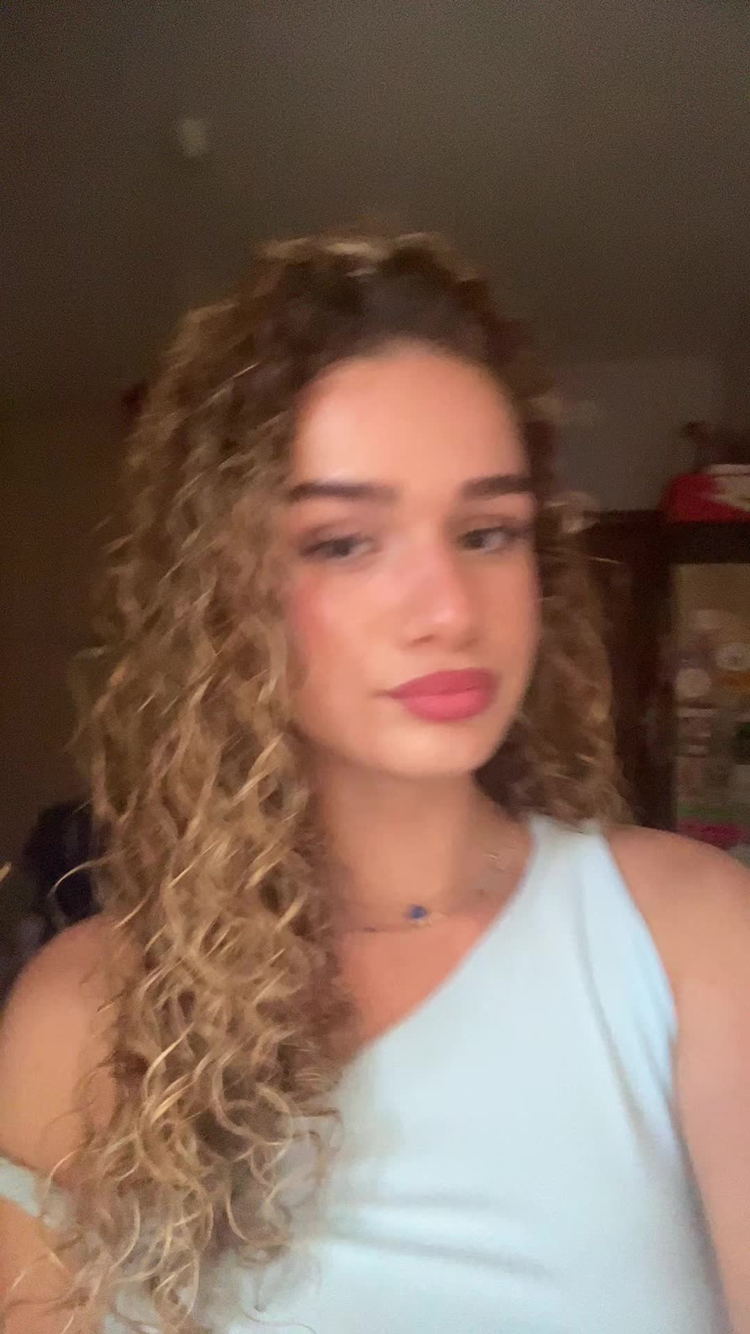 @𝒱