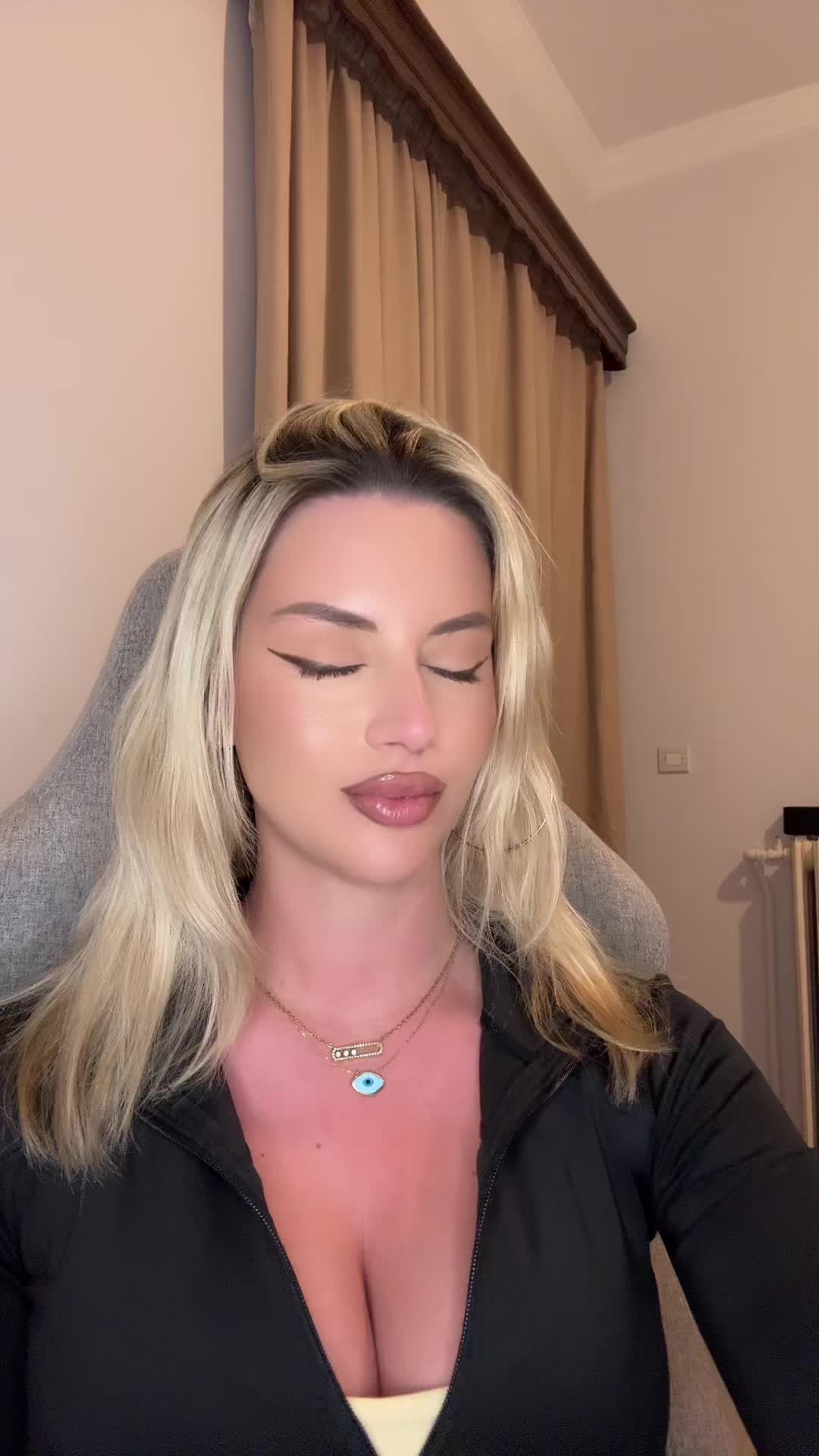 @𝑭𝒆𝒏𝒊𝒂_𝒅𝒊𝒎🍒