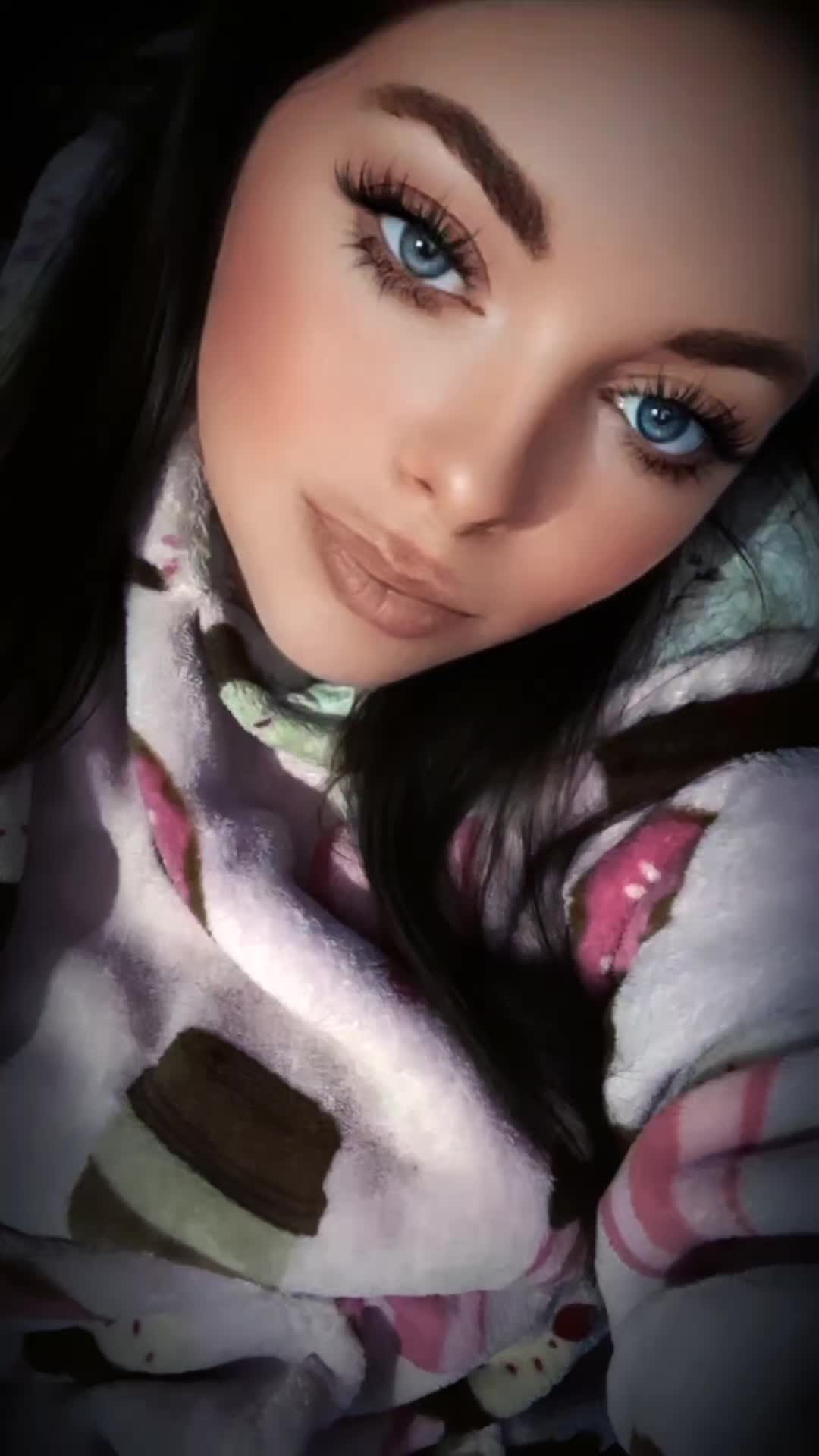 @🍒𝒮𝒽𝒶𝓃𝒶 ~𝓁o𝓊𝒾𝓈𝑒🍒
