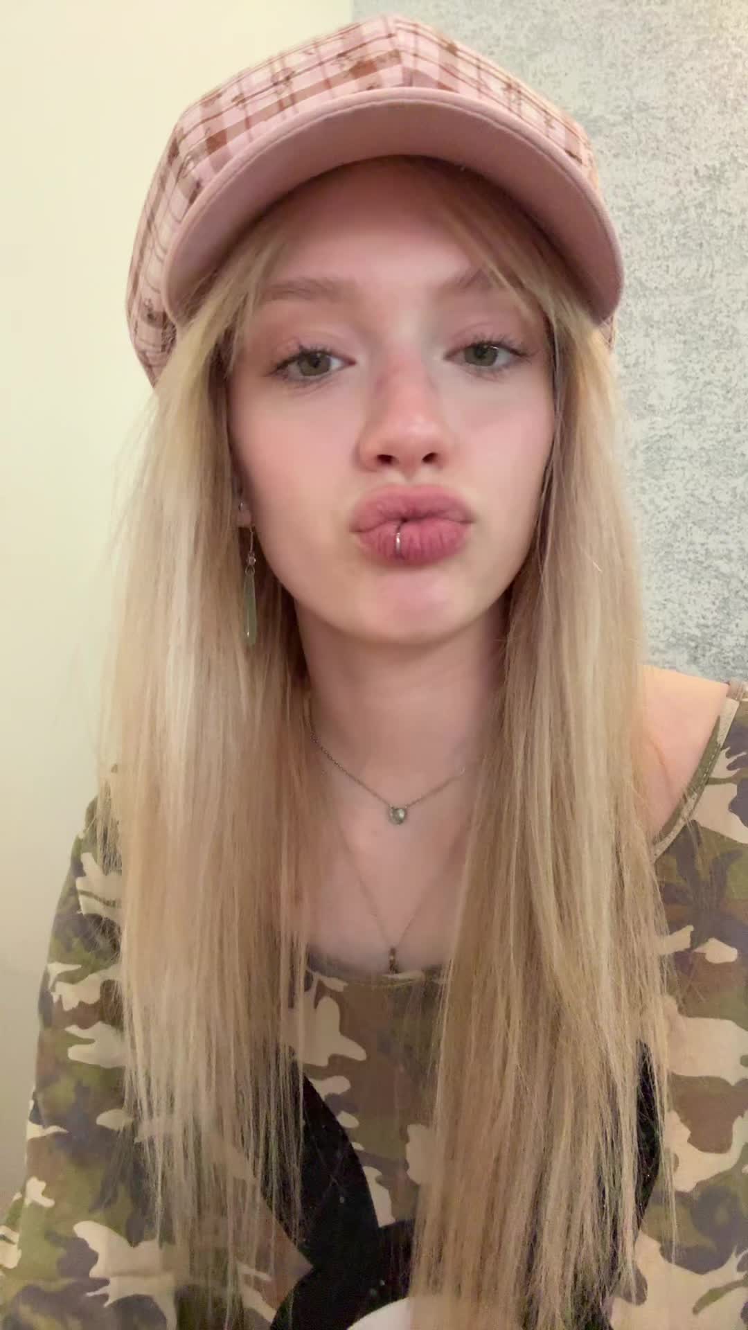 @MarisaLeona_