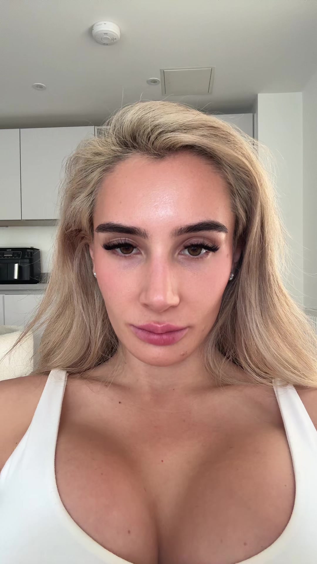 @HollyDemicol