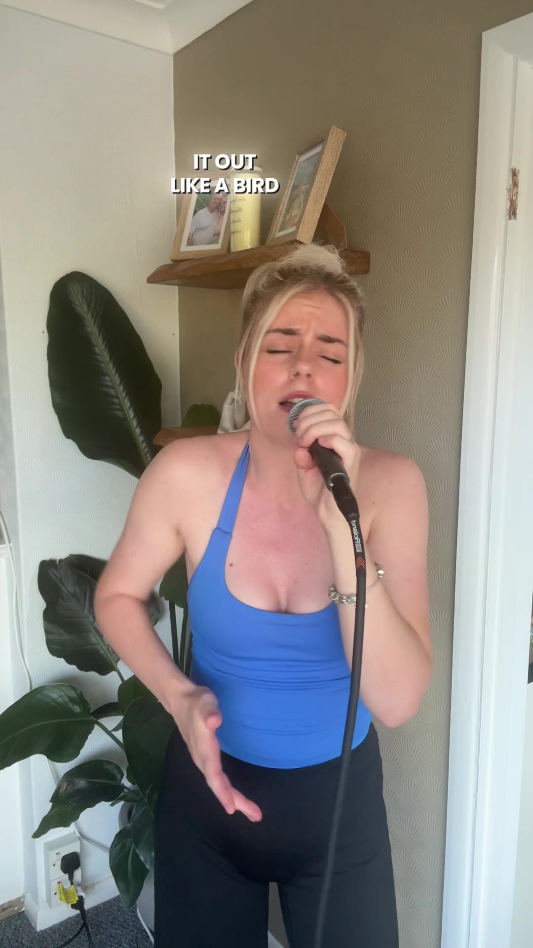 @Liane Jupe sings