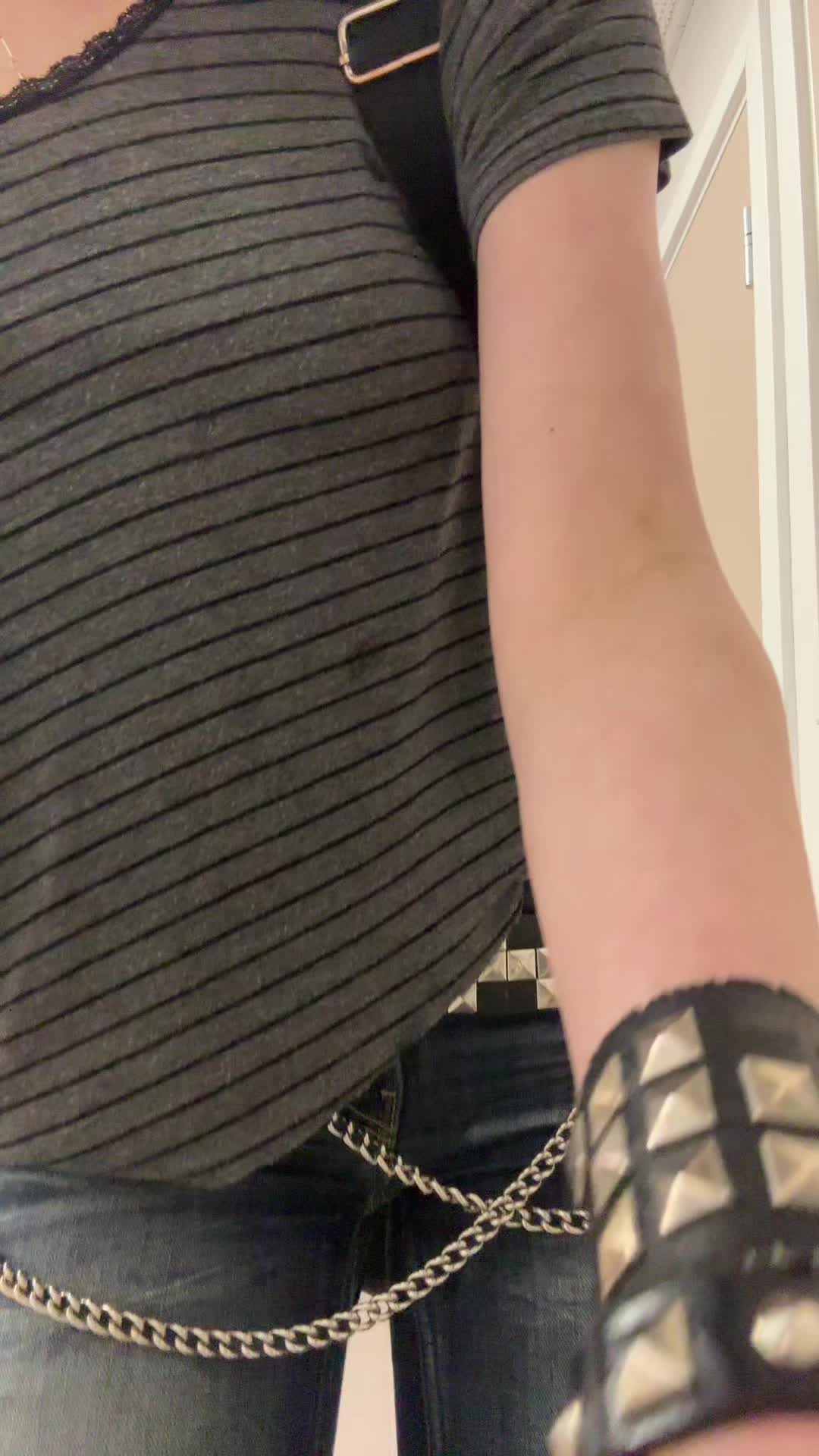 @>_<