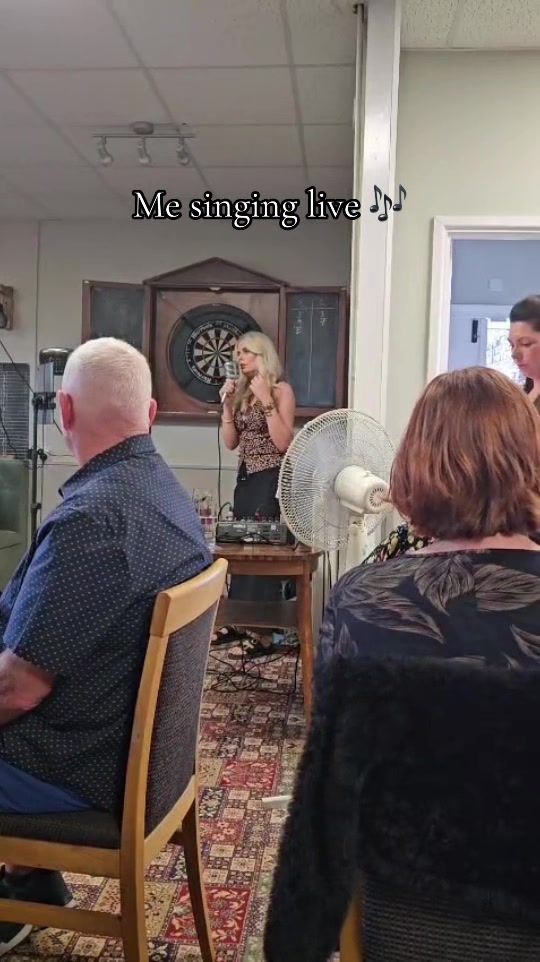 @Liane Jupe sings