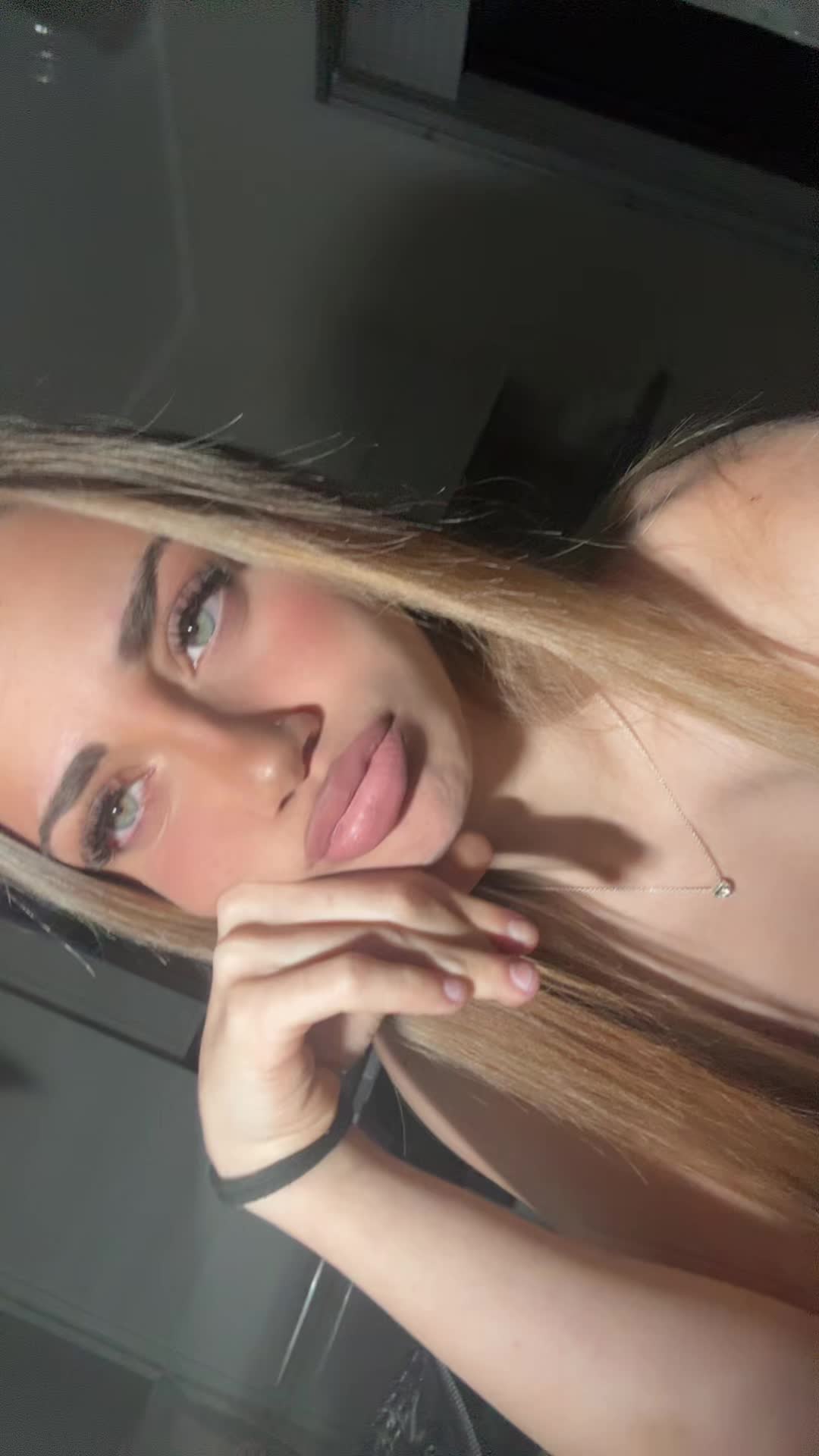 @𝓔🦋