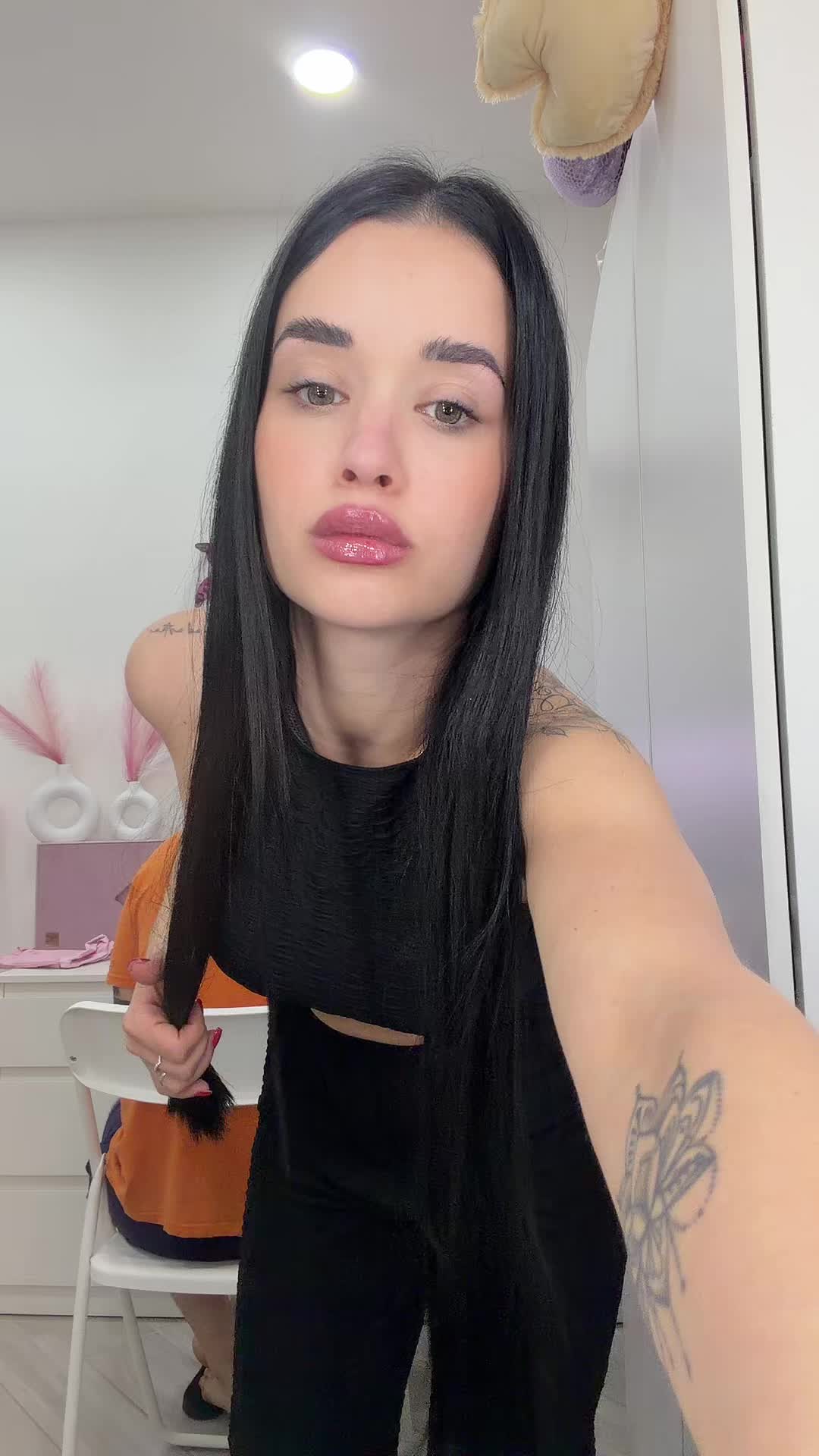 @tonyesara