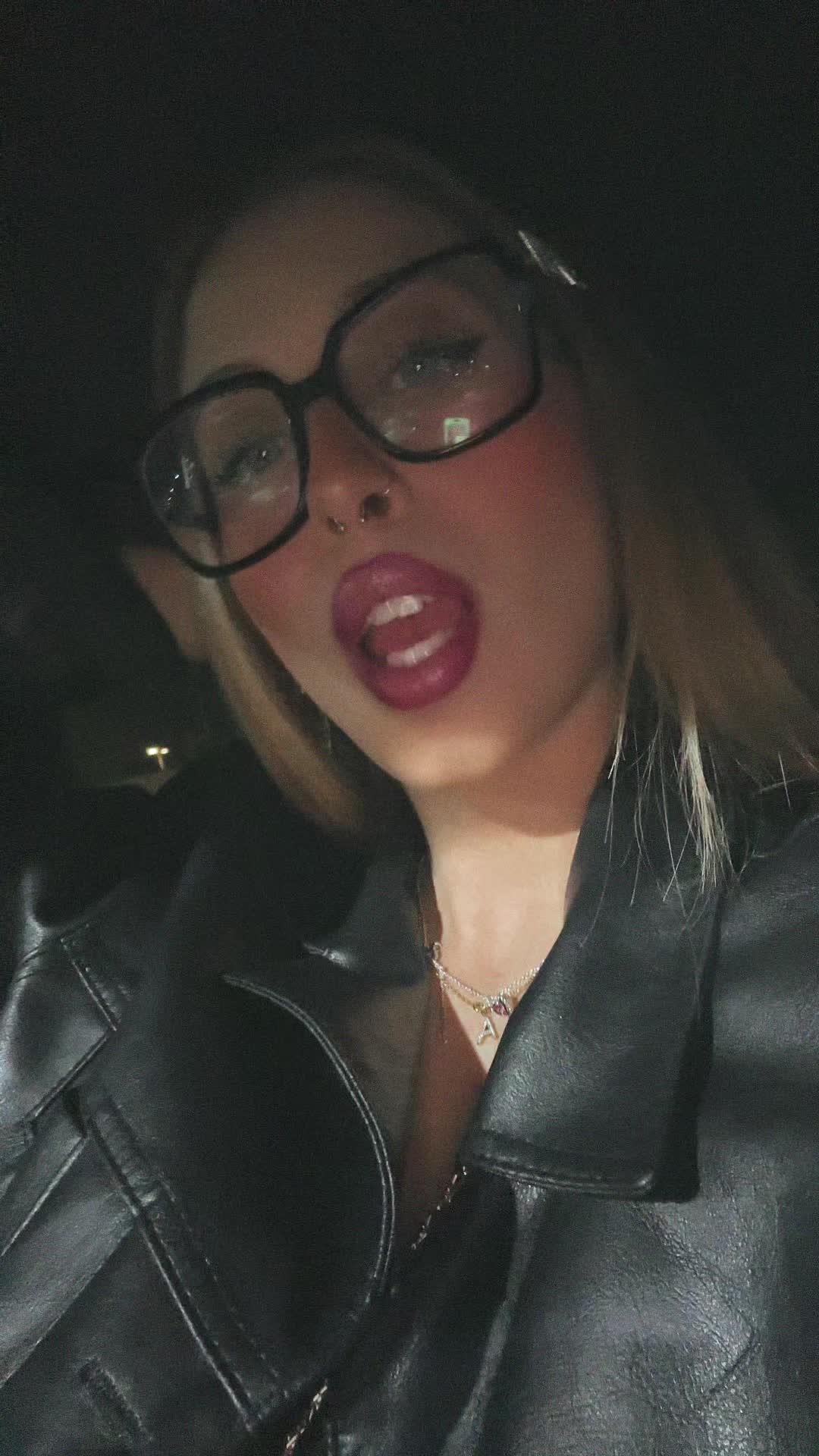 @Blondie 💁🏼&zwj;♀️