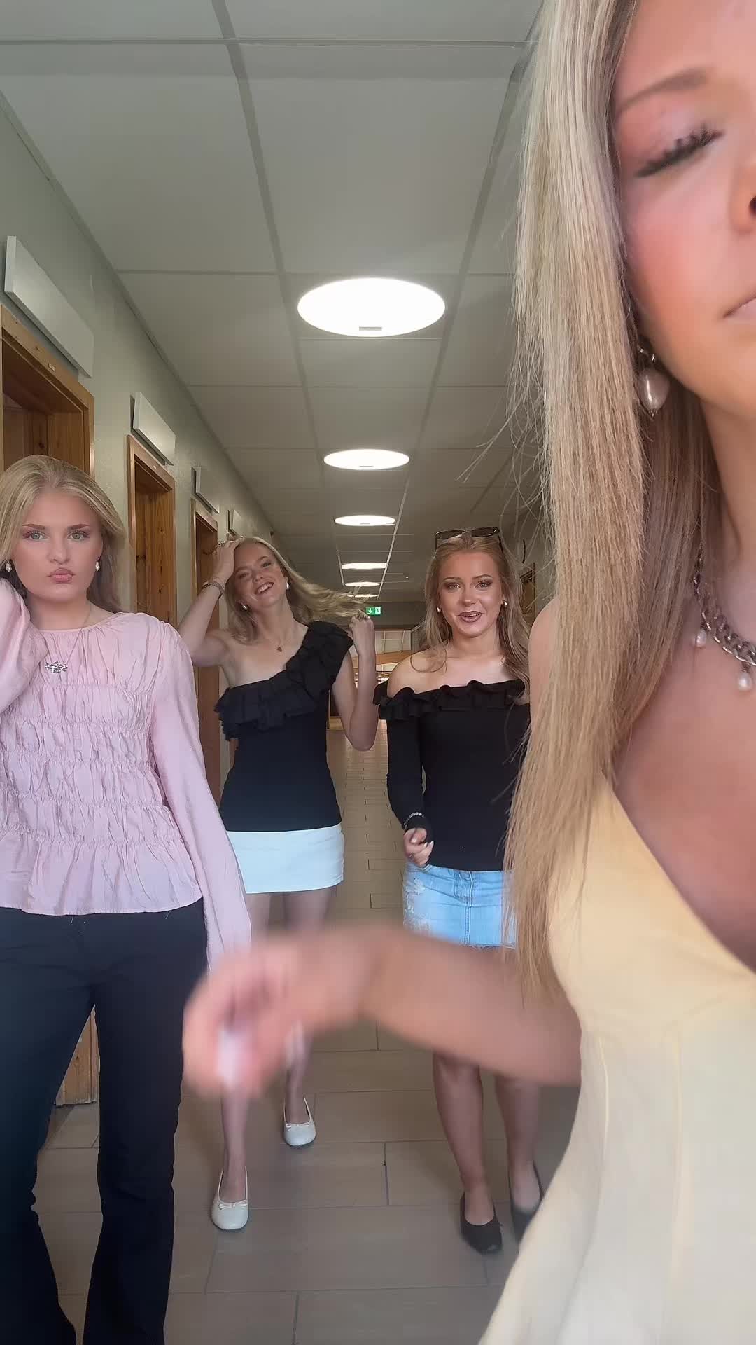 @😜👯♀️🤩