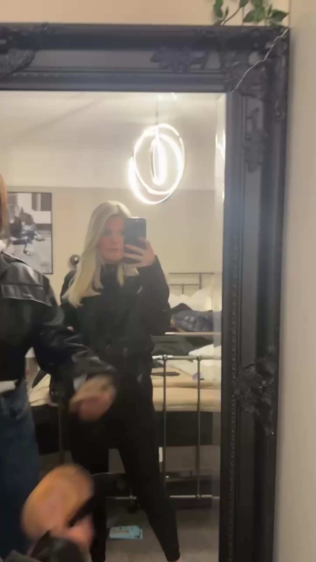 @izzyevans_