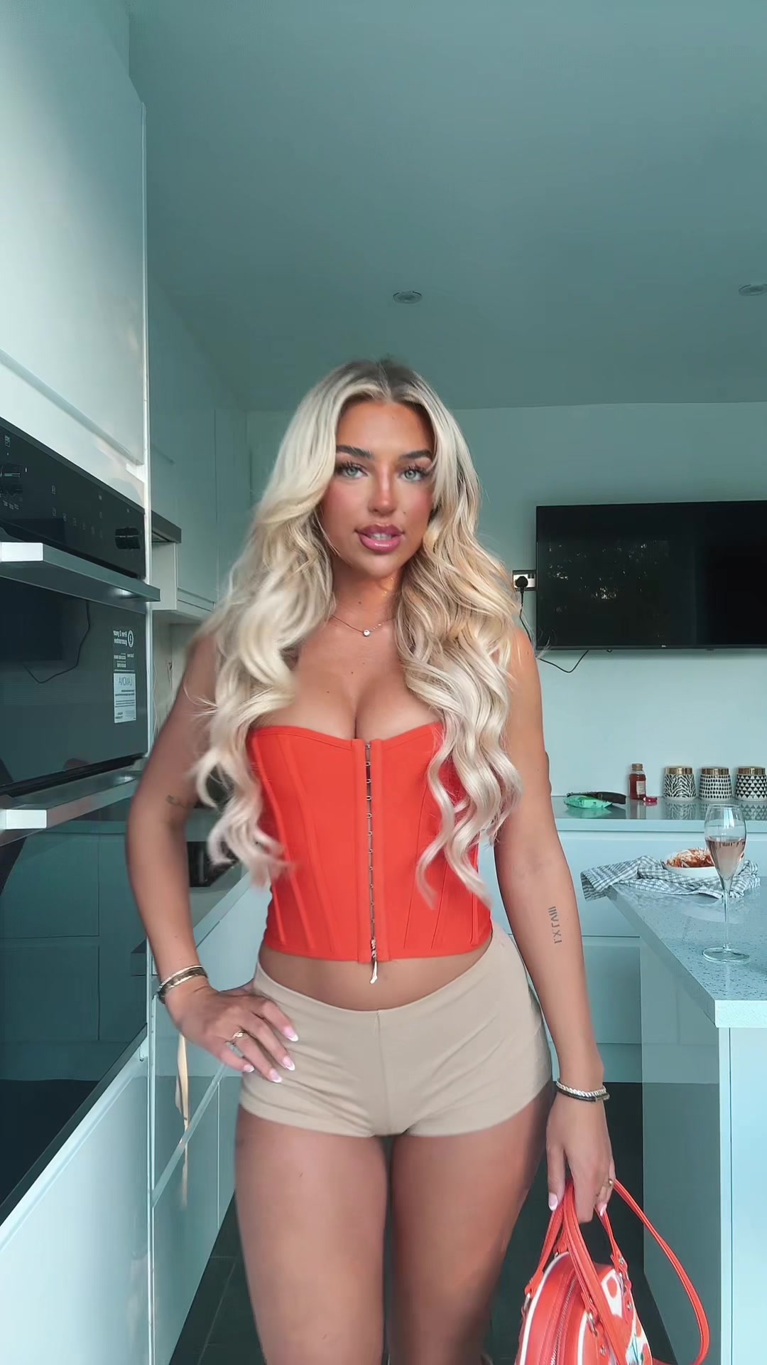 @jorjalavinia