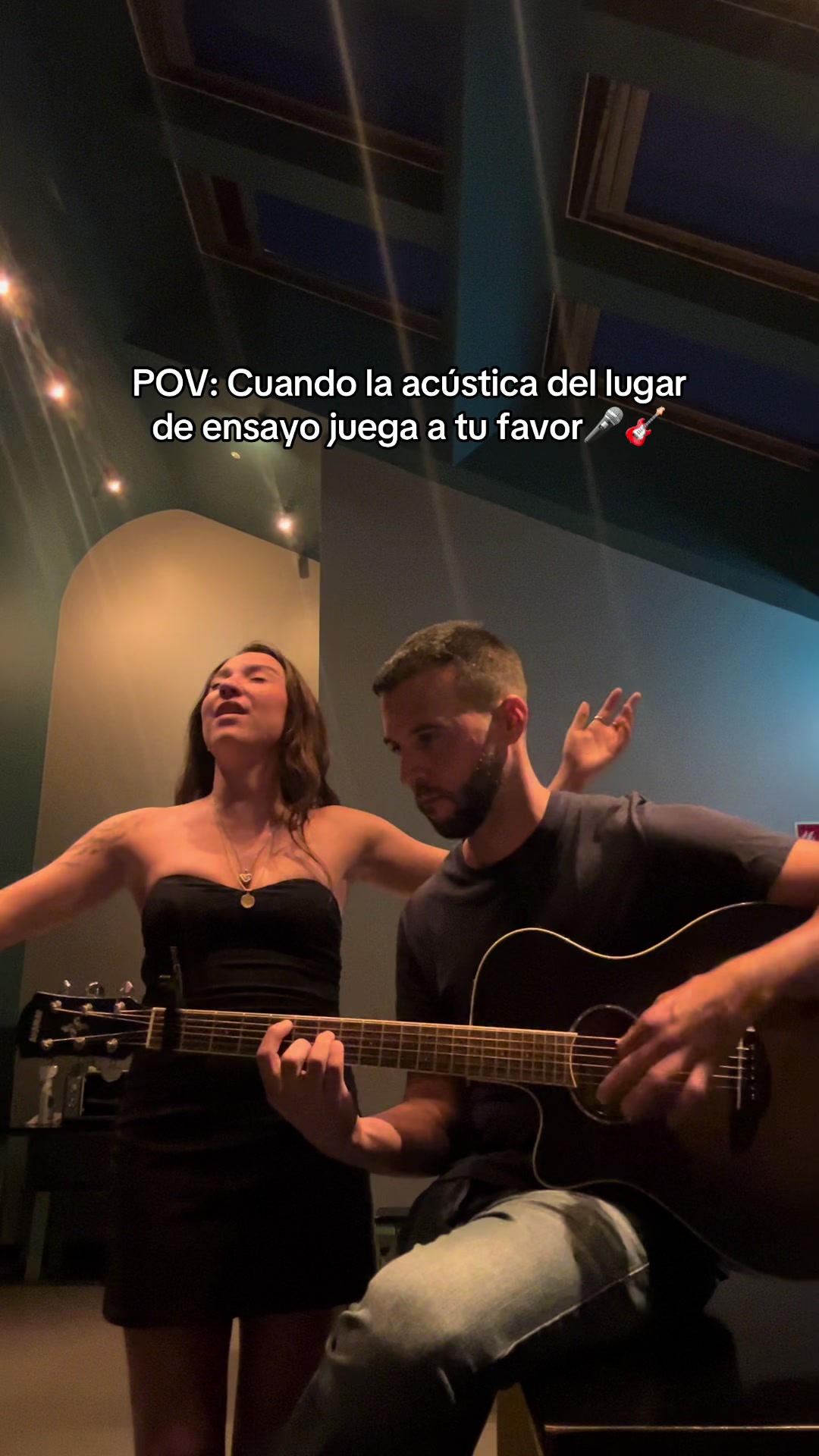 @laauraalos