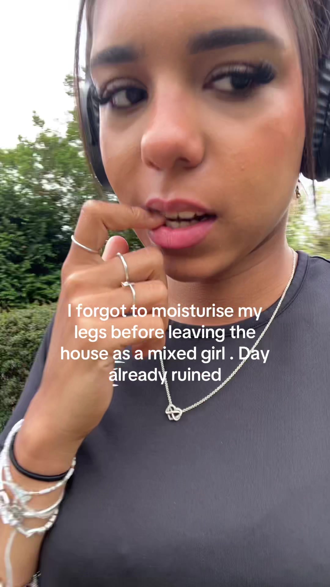 @🧘🏽&zwj;♀️