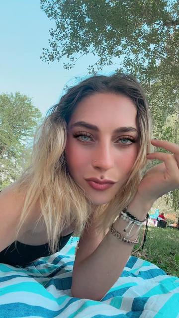@Claudia🖤