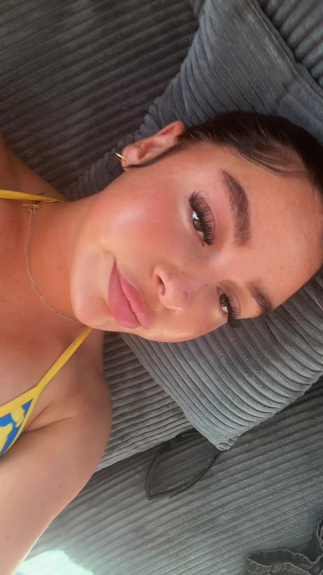 @nelliecharles_