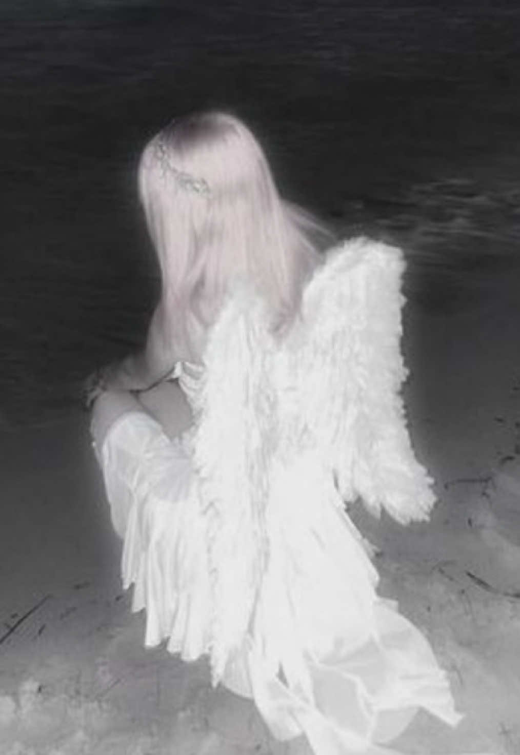 @𝔀𝓱𝓲𝓽𝓮 𝓪𝓷𝓰𝓮𝓵