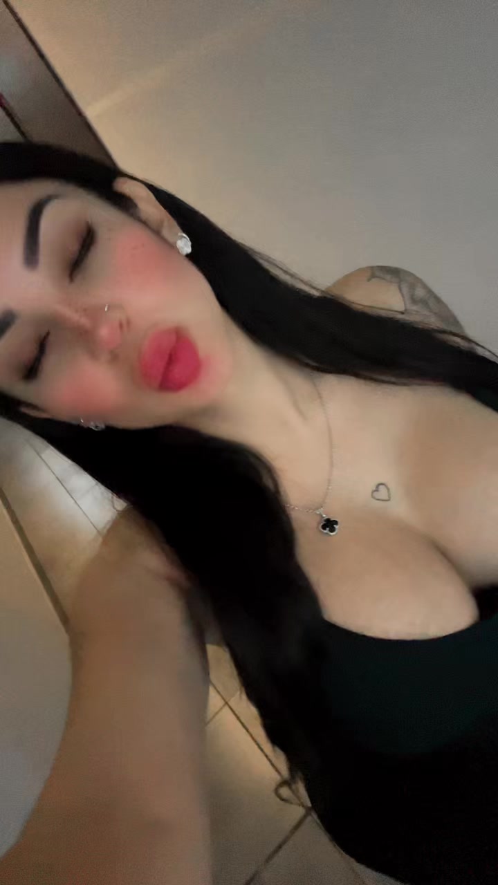 @viky_foxx