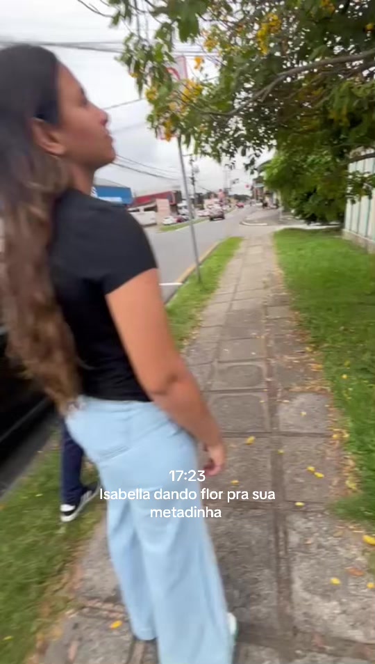 @o que a Isabella está fazendo