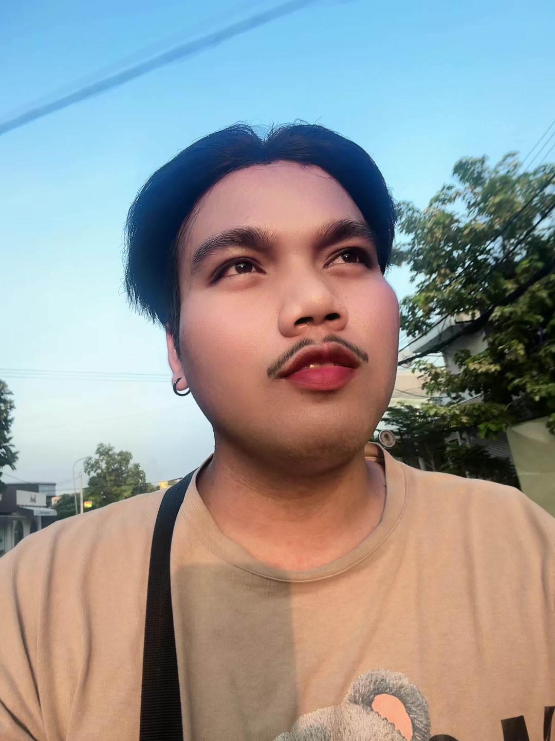 @លី ហ៊ួរ 🏳️🌈