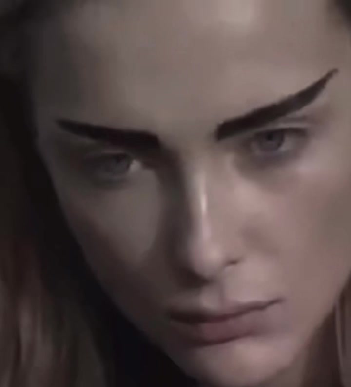 @>ᴗ<