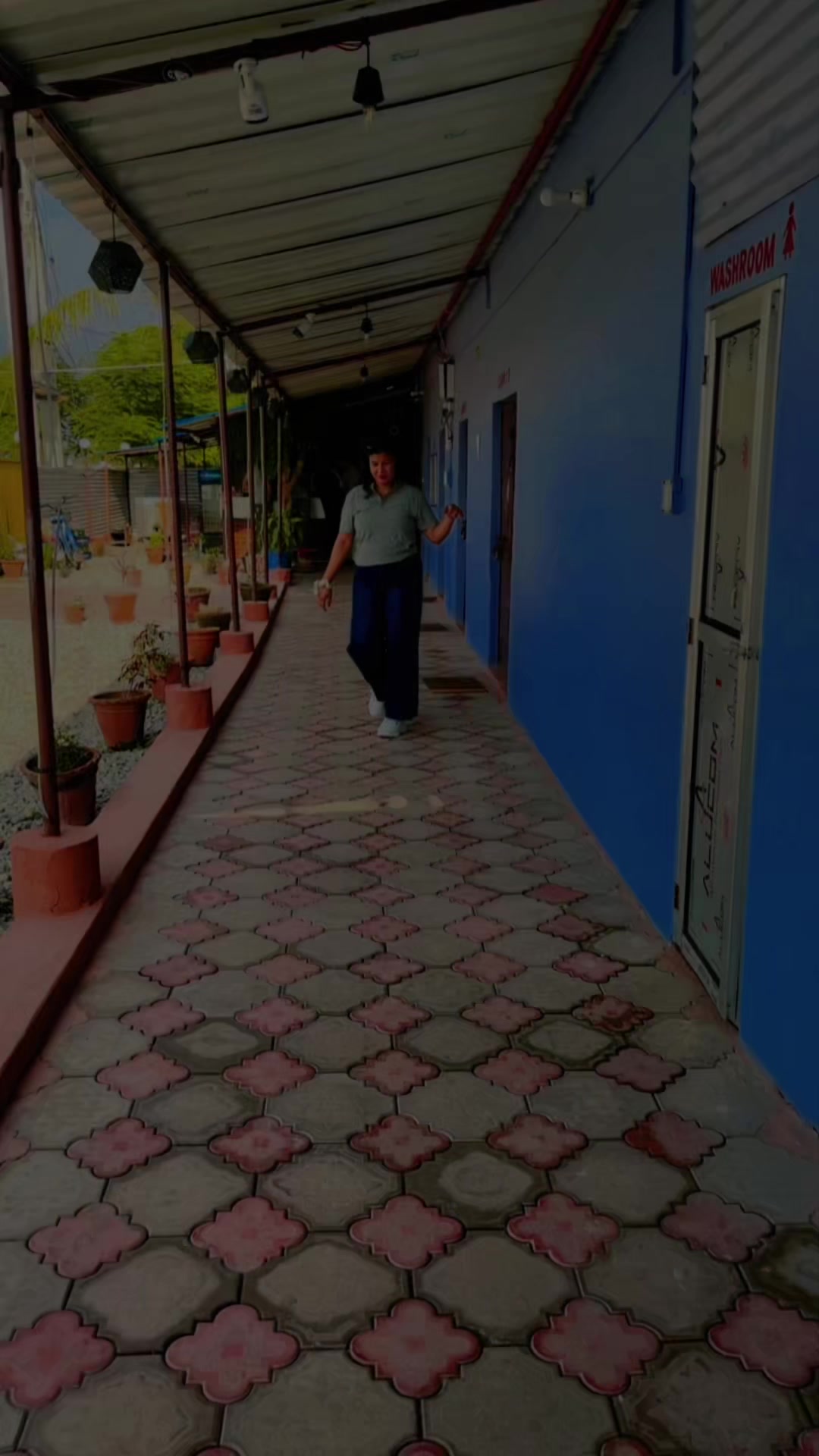 @घरकी एक्ली बुहारी लाहुरेनि👮