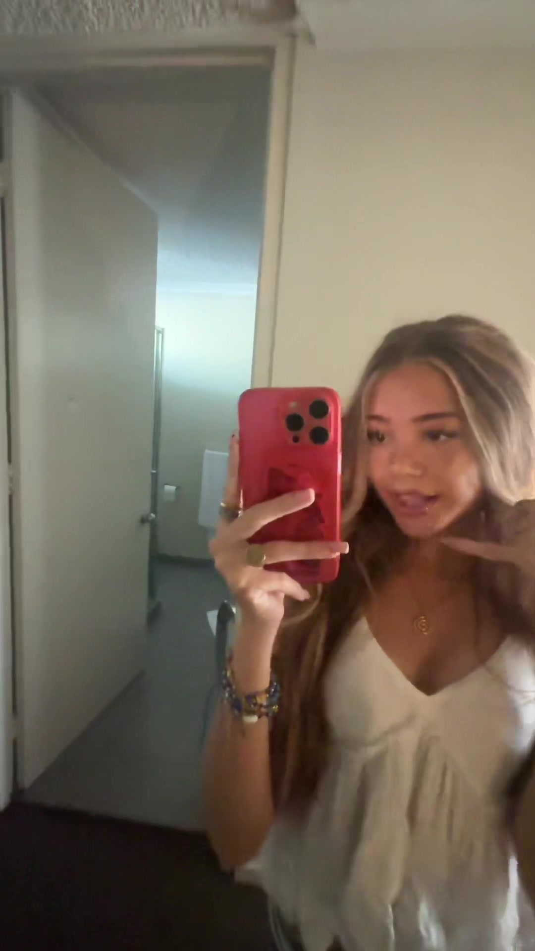 @connieeconw