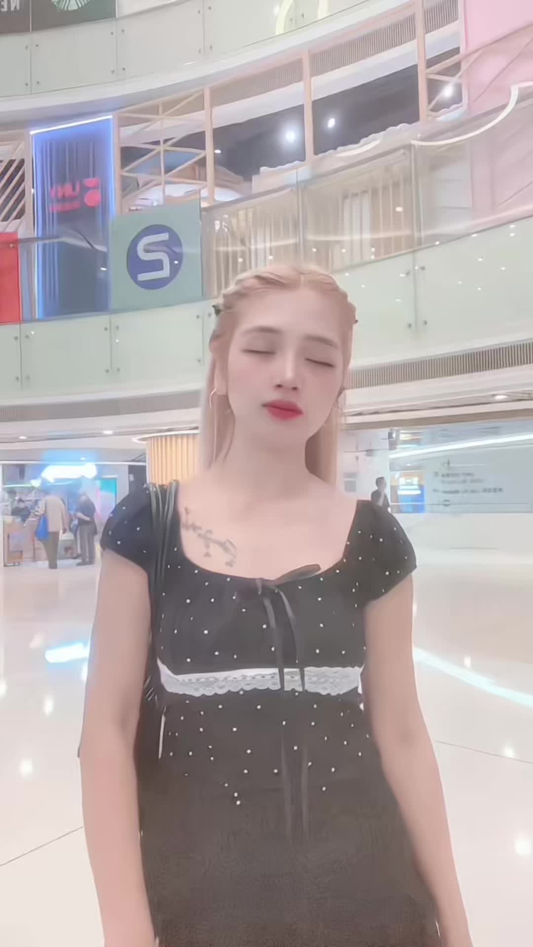 @👑𝙌𝙐𝙀𝙀𝙉𝙇𝙔👑