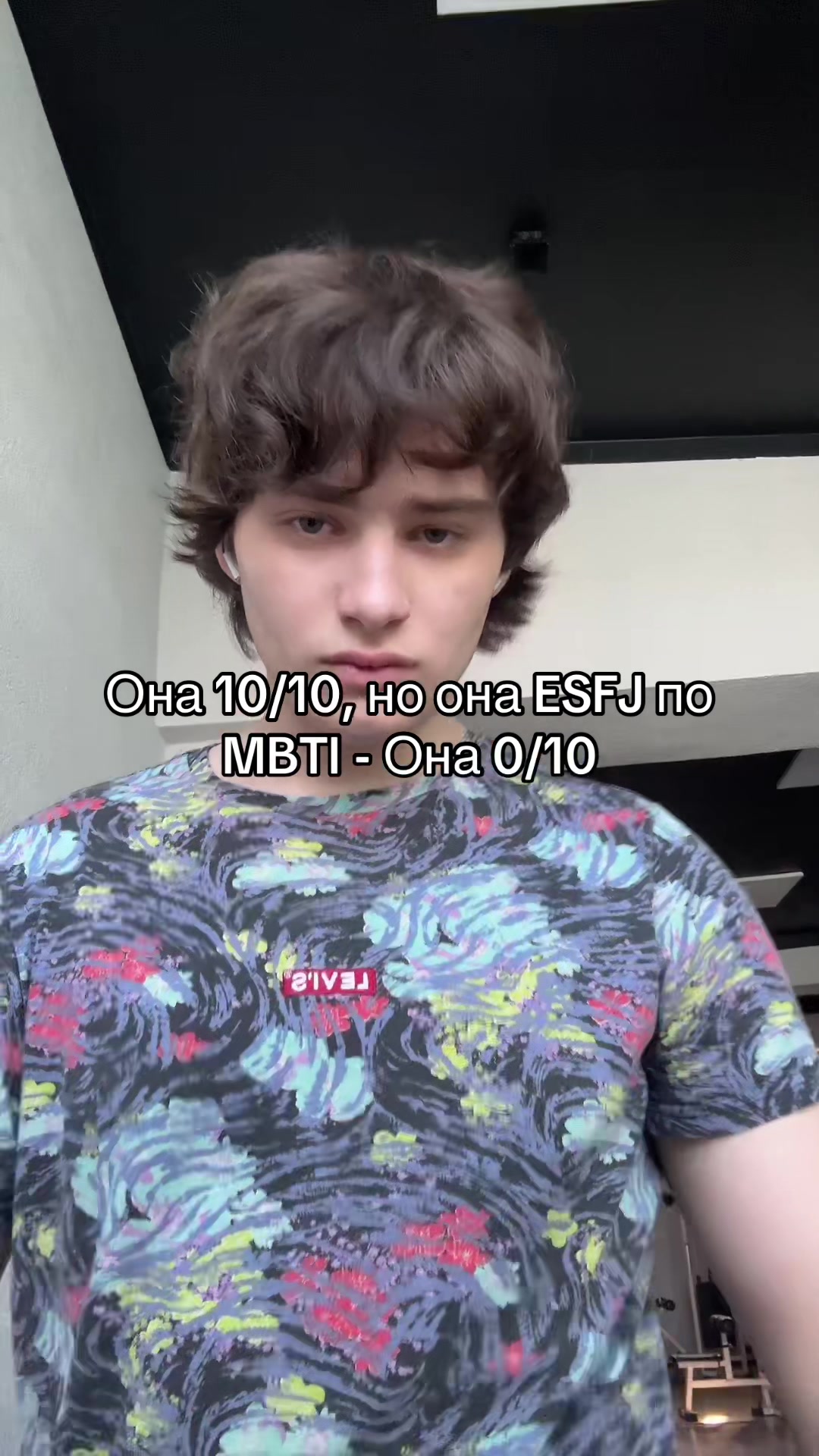 @•