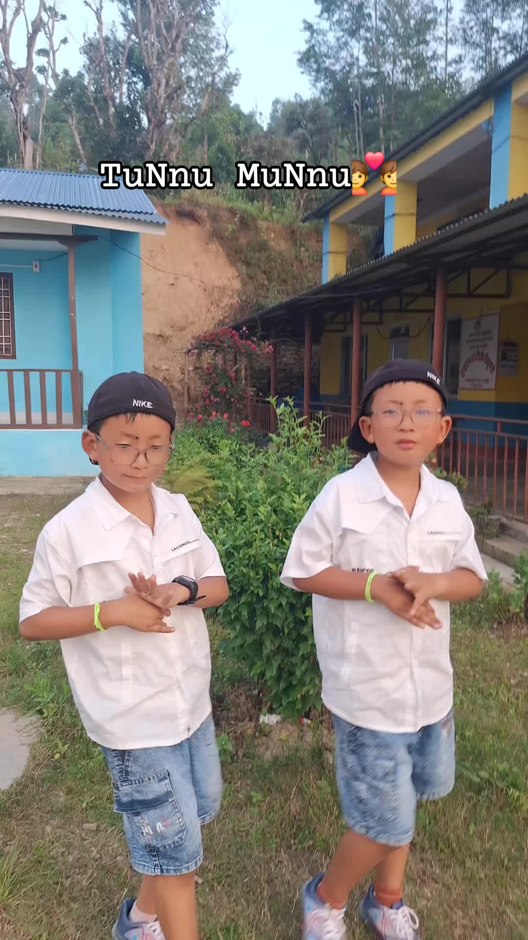 @👀👩&zwj;👦&zwj;👦👀