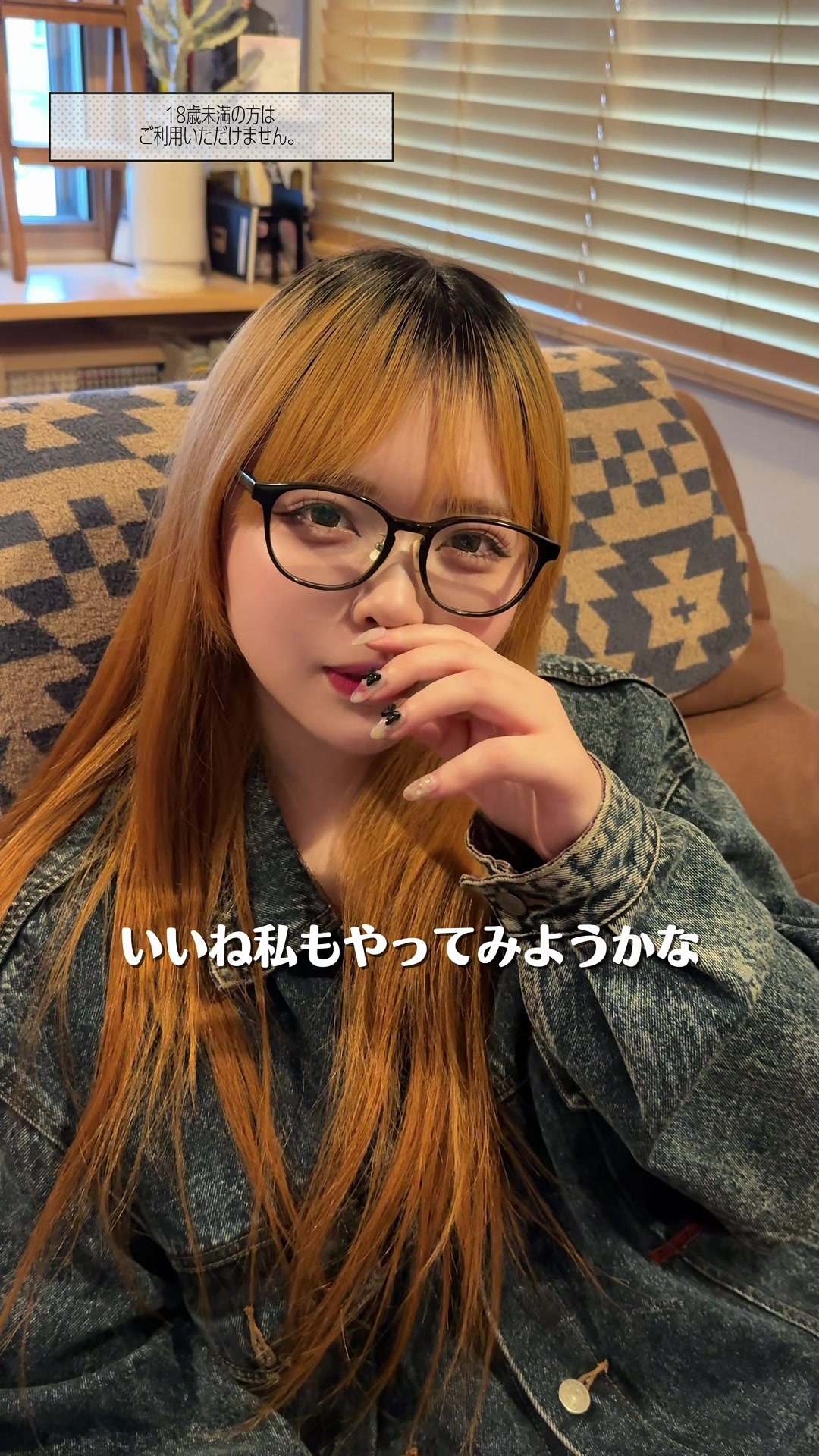 @にこり
