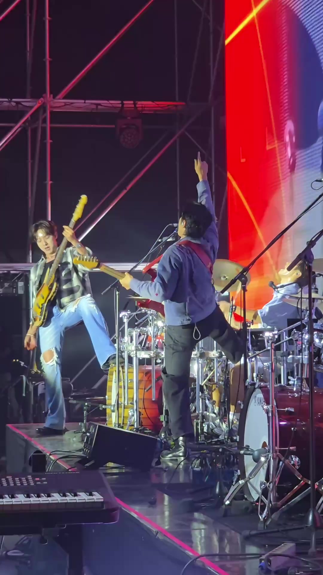 @CNBLUE