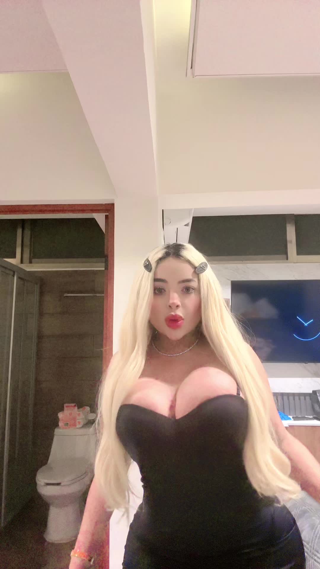 @1710lamu&ntilde;eca