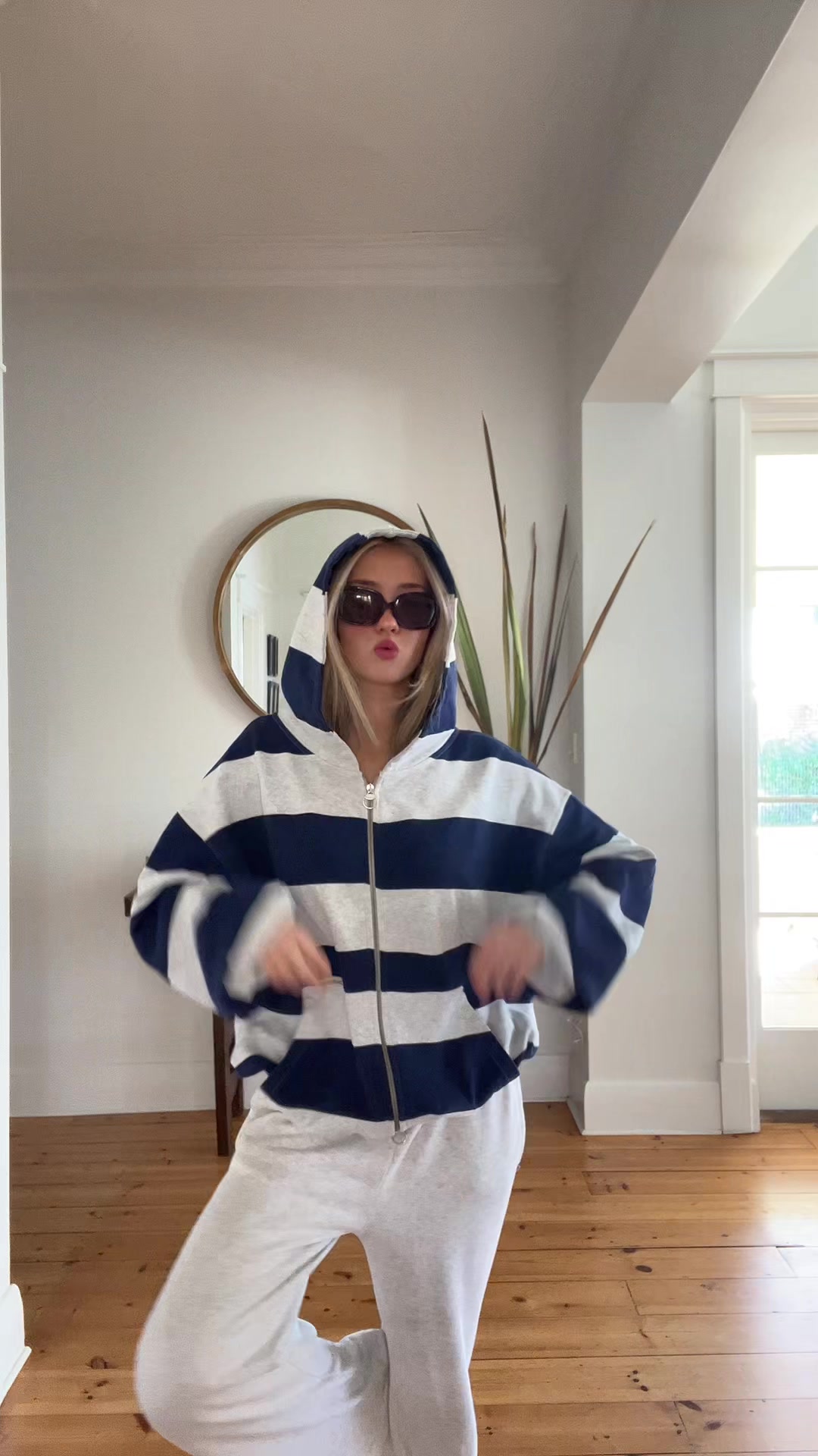 @ELISECHENOWETH