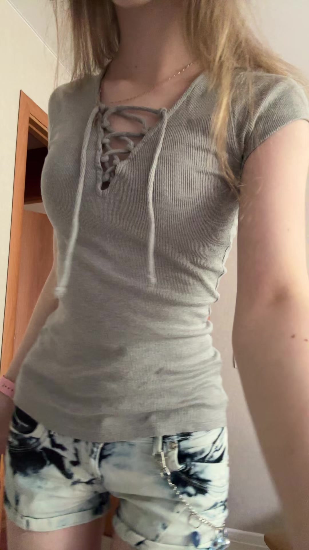 @>_*