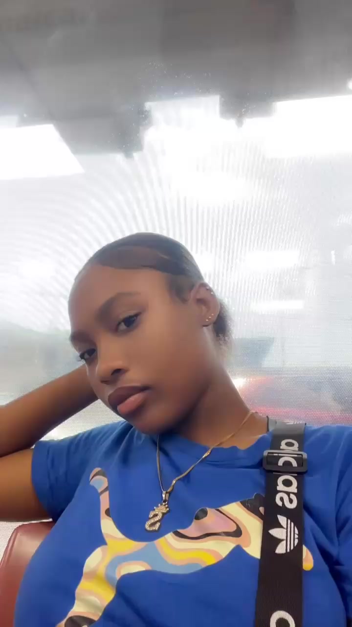 @niaabaee__