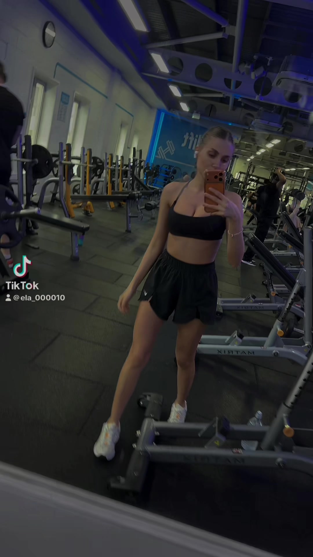 @Ella_001