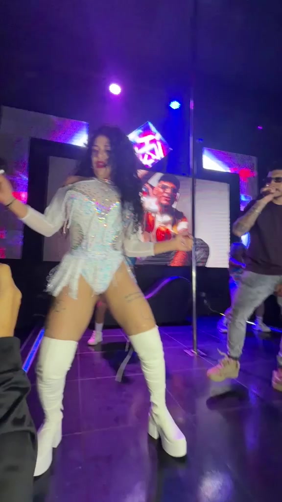 @triniLabombaLatina