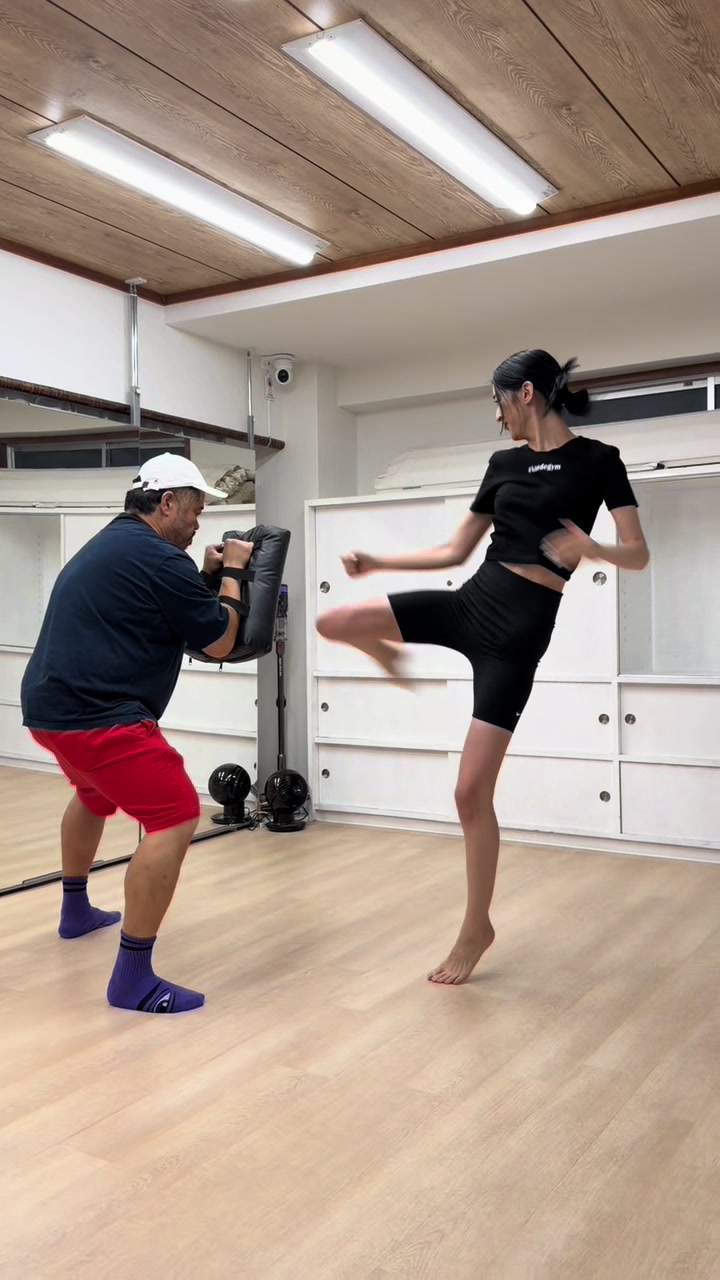 @笑いながら蹴る人(青野楓)