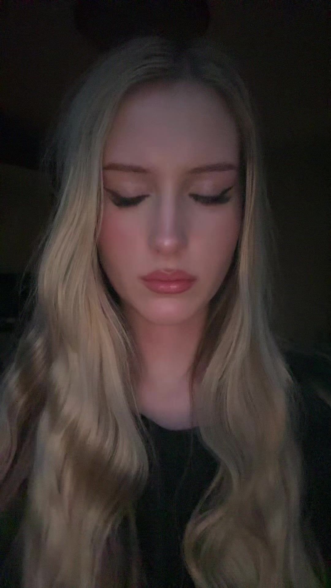 @👅👧🏼