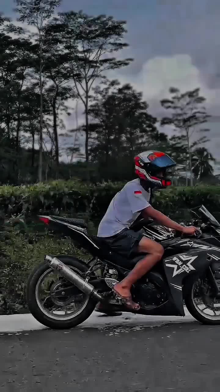 @⍟
