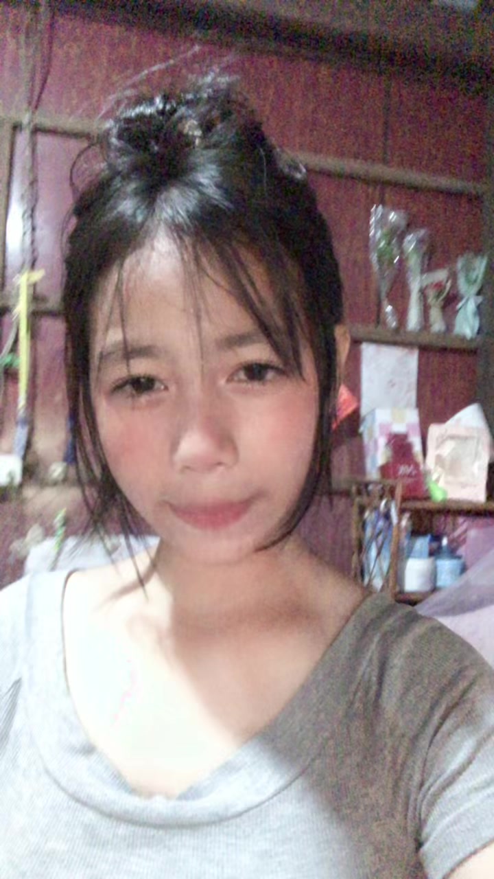@>,<