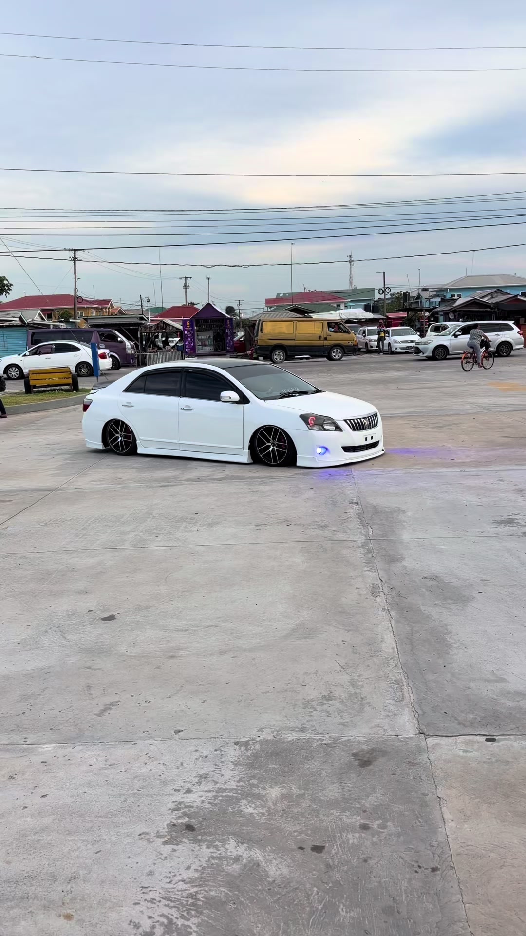 @Lively✓