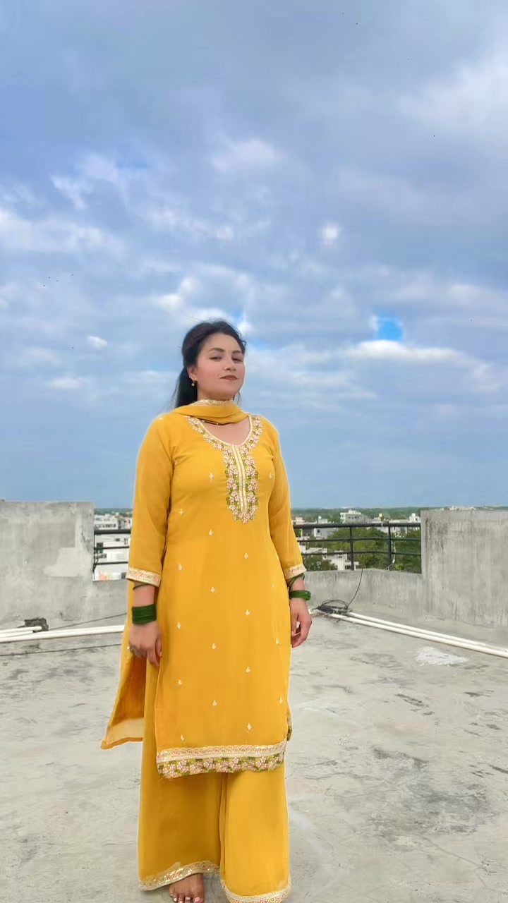 @शिवानी 😊smile Queen 😊 👑