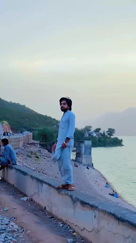 @HOZAIFA KHAN 😎
