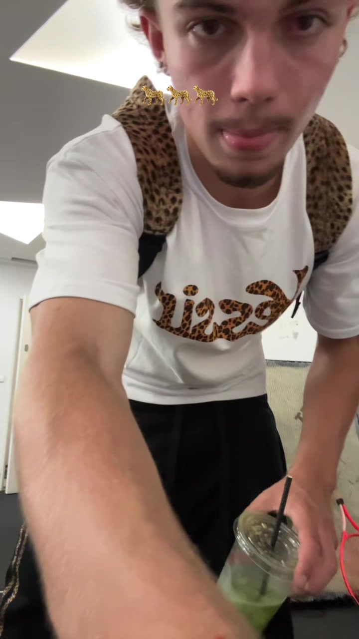 @Sqwimeee